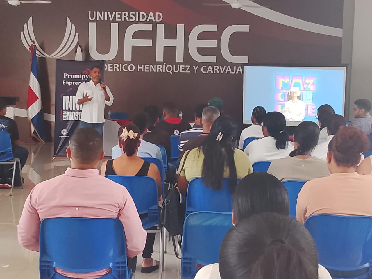Ejecutivo Promipyme comparte con estudiante UFHEC